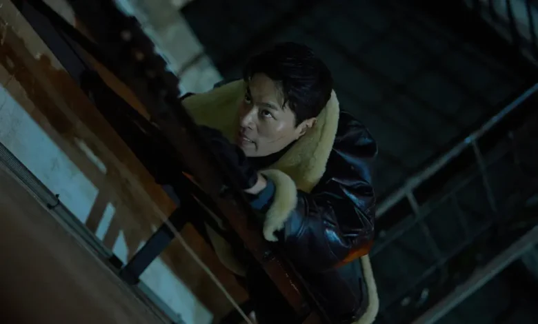 Park Jeong-min em cena de ação no trailer de Inteligência Humana (2026), escalando estrutura metálica durante perseguição noturna