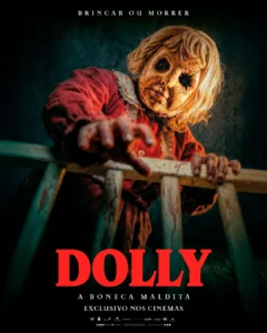 Pôster oficial de Dolly – A Boneca Maldita (2026), mostrando a boneca com máscara rachada atacando por trás de um berço.