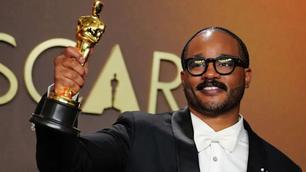 Ryan Coogler com o Oscar 2026 de Melhor Roteiro Original por Pecadores
