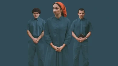 Fra Fee, Molly Windsor e Asa Butterfield em cena da minissérie Sem Salvação (Unchosen), produção original da Netflix