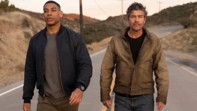 Kyle Chandler como Hal Jordan e Aaron Pierre como John Stewart na série Lanternas Verdes da DC Studios