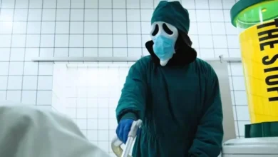Cena do trailer de Todo Mundo em Pânico 6 parodiando o filme A Substância com personagem mascarado em ambiente hospitalar