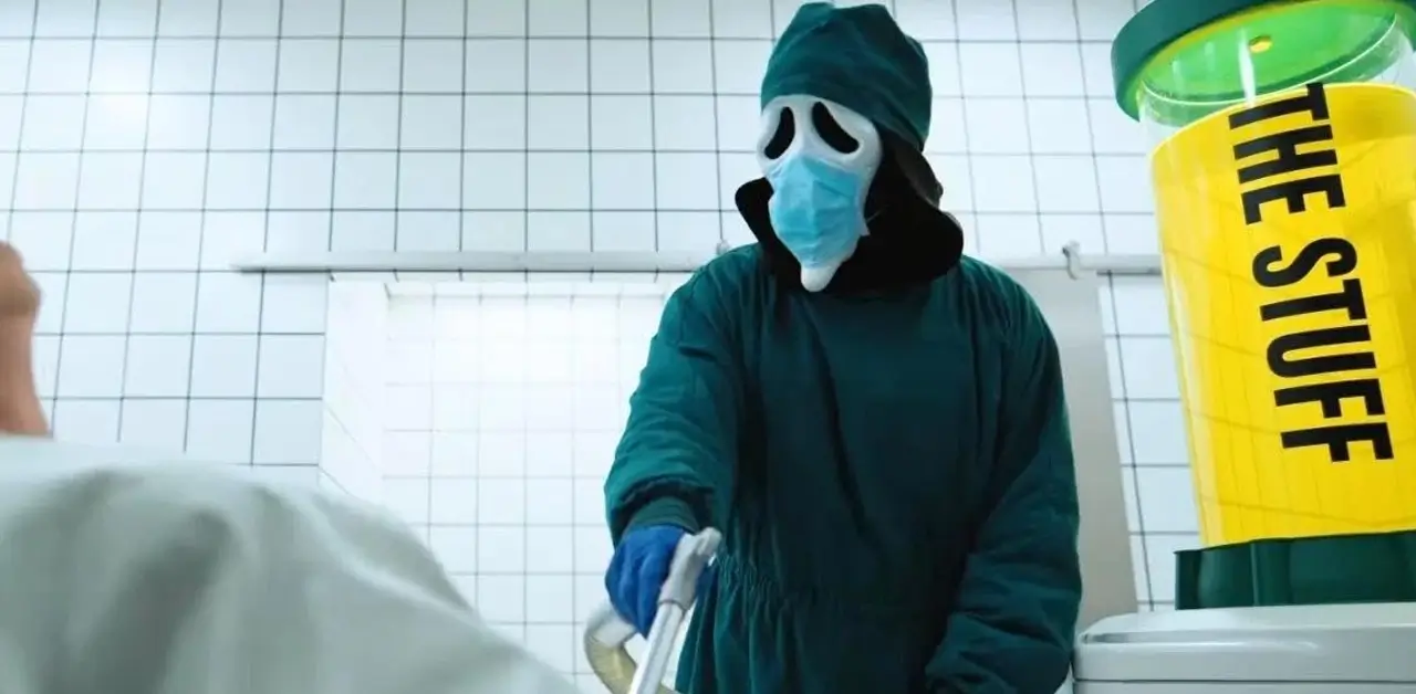 Cena do trailer de Todo Mundo em Pânico 6 parodiando o filme A Substância com personagem mascarado em ambiente hospitalar