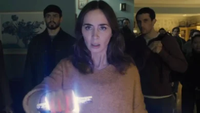Emily Blunt segurando um objeto luminoso em cena do trailer de Dia D (Disclosure Day), novo filme de ficção científica