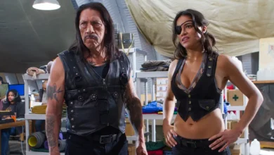 Danny Trejo e Michelle Rodriguez em cena do filme Machete Mata (2013), interpretando os personagens Machete e Luz em uma base improvisada.