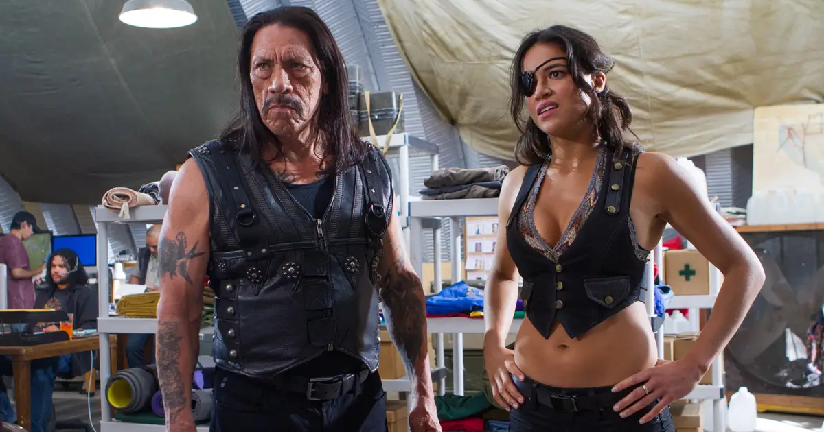 Danny Trejo e Michelle Rodriguez em cena do filme Machete Mata (2013), interpretando os personagens Machete e Luz em uma base improvisada.