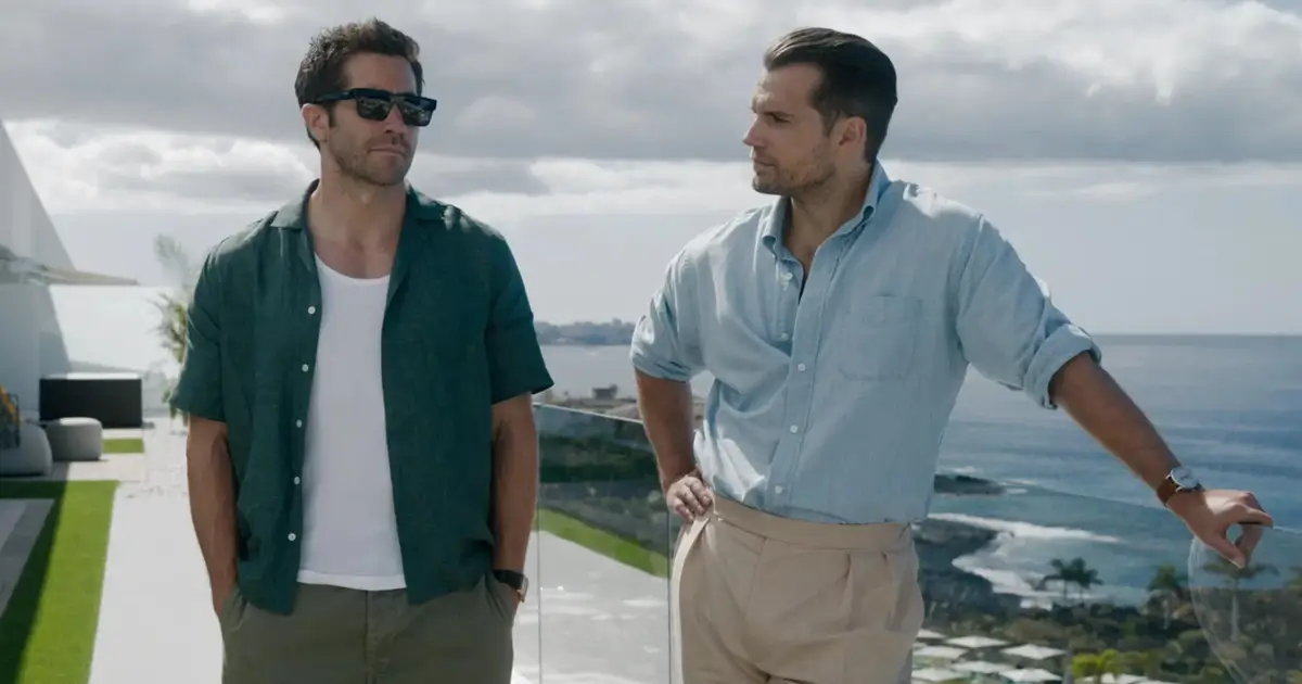Jake Gyllenhaal e Henry Cavill em cena do trailer de Na Zona Cinzenta (In the Grey), dirigido por Guy Ritchie