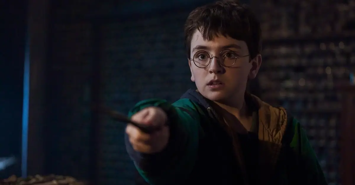 Dominic McLaughlin como Harry Potter em cena de Harry Potter e a Pedra Filosofal