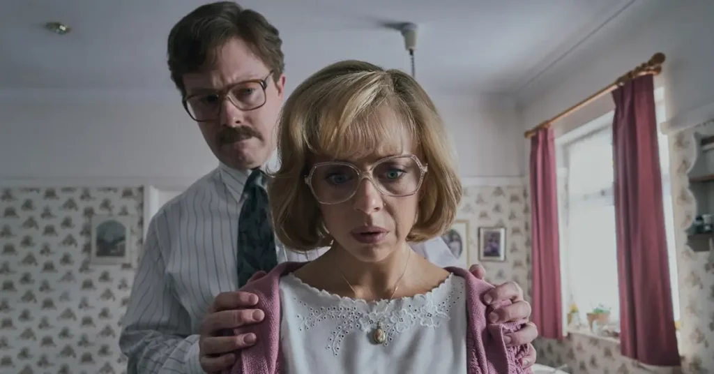 Daniel Rigby e Bel Powley como Válter e Petúnia Dursley na série Harry Potter (2026)