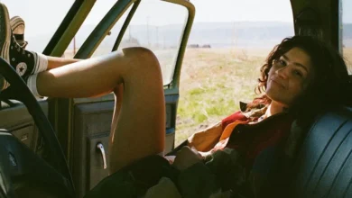 zendaya euphoria temporada 3 Zendaya em cena promocional da terceira temporada de Euphoria dentro de um carro em ambiente rural
