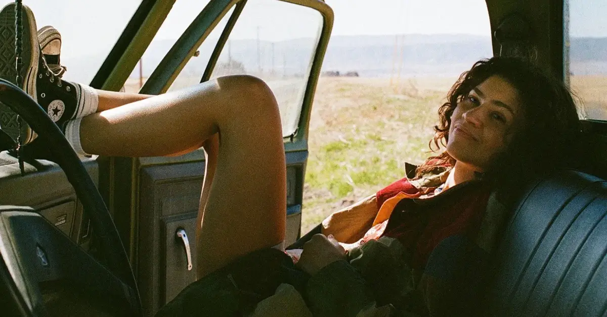 Zendaya em cena promocional da terceira temporada de Euphoria dentro de um carro em ambiente rural