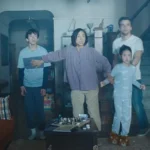Wagner Moura, Noah Alexander Sosnowski, Riley Chung e Greta Lee em cena de “A Última Casa” (2026), família reage com tensão em ambiente doméstico na ficção científica da Netflix