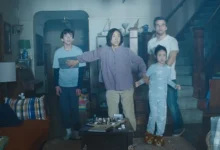 Wagner Moura, Noah Alexander Sosnowski, Riley Chung e Greta Lee em cena de “A Última Casa” (2026), família reage com tensão em ambiente doméstico na ficção científica da Netflix