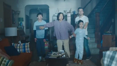 Wagner Moura, Noah Alexander Sosnowski, Riley Chung e Greta Lee em cena de “A Última Casa” (2026), família reage com tensão em ambiente doméstico na ficção científica da Netflix