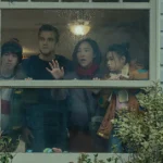 Elenco de A Última Casa (2026) com Wagner Moura, Noah Alexander Sosnowski, Riley Chung e Greta Lee observando pela janela em cena da ficção científica da Netflix