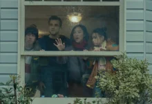 Elenco de A Última Casa (2026) com Wagner Moura, Noah Alexander Sosnowski, Riley Chung e Greta Lee observando pela janela em cena da ficção científica da Netflix