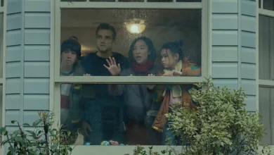 Elenco de A Última Casa (2026) com Wagner Moura, Noah Alexander Sosnowski, Riley Chung e Greta Lee observando pela janela em cena da ficção científica da Netflix