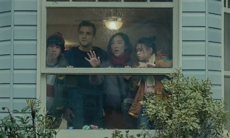 a ultima casa imagens Elenco de A Última Casa (2026) com Wagner Moura, Noah Alexander Sosnowski, Riley Chung e Greta Lee observando pela janela em cena da ficção científica da Netflix