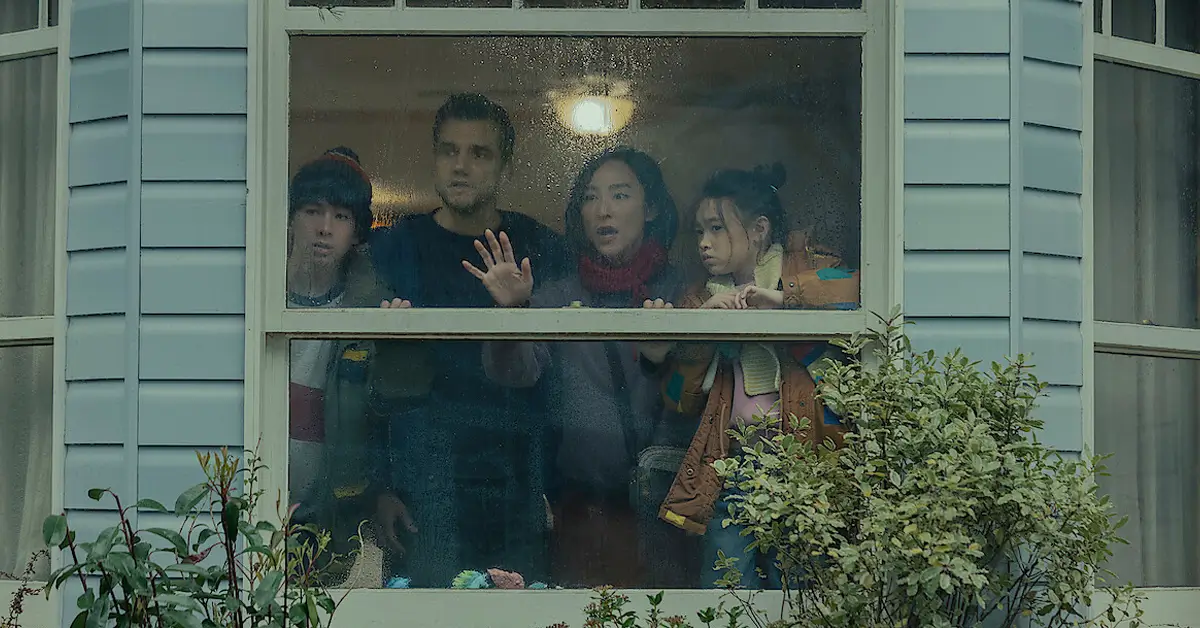 Elenco de A Última Casa (2026) com Wagner Moura, Noah Alexander Sosnowski, Riley Chung e Greta Lee observando pela janela em cena da ficção científica da Netflix