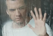Wagner Moura em cena nas primeiras imagens de “A Última Casa” (2026), personagem observa através de vidro molhado em momento de tensão no terror da Netflix