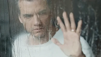 Wagner Moura em cena nas primeiras imagens de “A Última Casa” (2026), personagem observa através de vidro molhado em momento de tensão no terror da Netflix