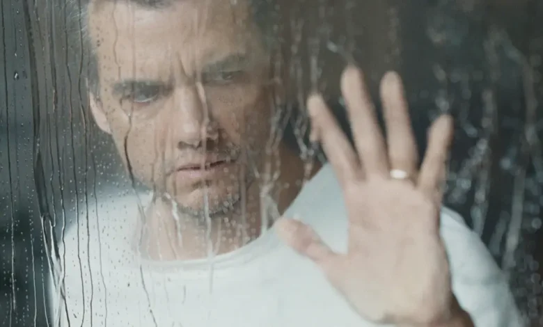 Wagner Moura em cena nas primeiras imagens de “A Última Casa” (2026), personagem observa através de vidro molhado em momento de tensão no terror da Netflix