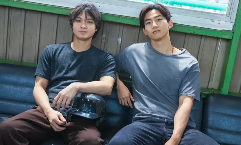 Taecyeon e Hayato Isomura em cena da série Alma Gêmea (2026), produção original da Netflix que estreia em 14 de maio