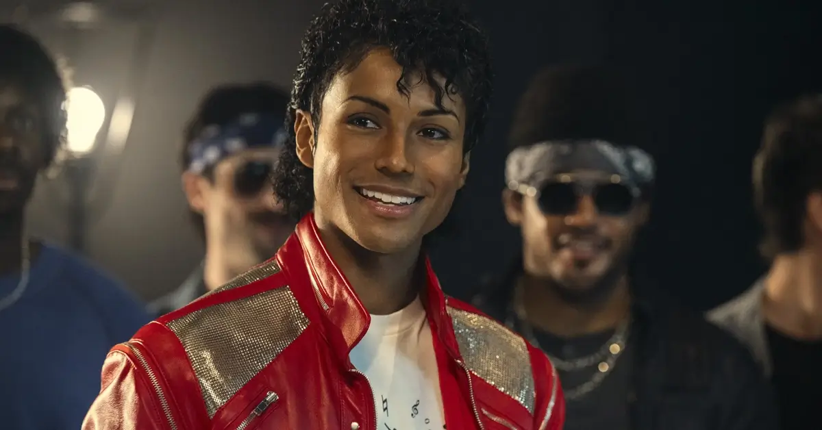 Jaafar Jackson caracterizado como Michael Jackson em cena do filme Michael (2026), destaque para a bilheteria de michael recordista