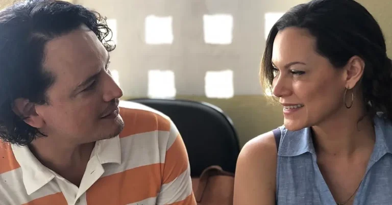 Hermila Guedes e Ney Barros em Cangaço Novo (2023), cena ambientada em Cratará durante disputa política envolvendo Ubaldo e Leinneane