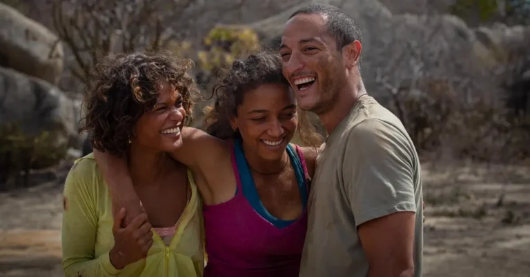 Alice Carvalho, Allan Souza Lima e Thainá Duarte em Cangaço Novo (2023), personagens no sertão cearense durante a ascensão de Ubaldo no novo cangaço