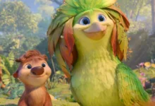 Cena da animação Como Mágica (Swapped) com dois personagens em uma floresta colorida, dublados por Michael B. Jordan e Juno Temple