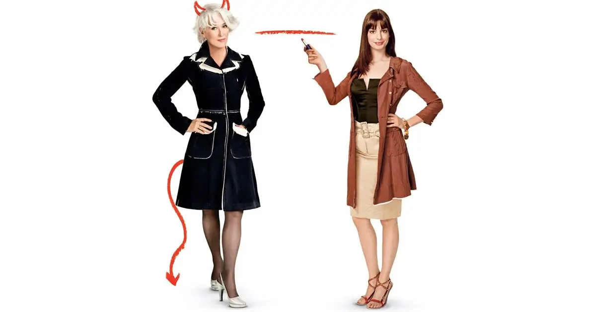 Curiosidades Sobre O Diabo Veste Prada (2006): Miranda Priestly e Andy Sachs em imagem promocional que representa o contraste entre poder e transformação