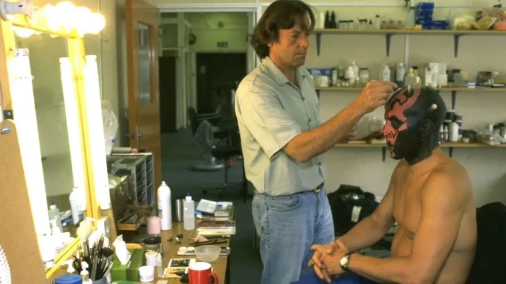 Paul Engelen aplicando maquiagem em Ray Park como Darth Maul nos bastidores de Star Wars Episódio I A Ameaça Fantasma