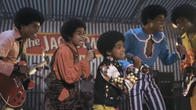 Elenco de Michael (2026) com Juliano Valdi, Judah Edwards, Jayden Harville, Jaylen Lyndon Hunter e Nathaniel Logan McIntyre interpretando os Jackson 5 em apresentação musical