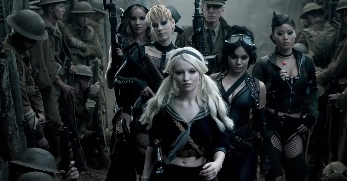Elenco de "Sucker Punch: Mundo Surreal" reunido em cena do filme, com Babydoll e as protagonistas em ambiente de guerra