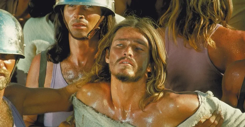 Ted Neely como Jesus em Jesus Cristo Superstar (1973), cena marcante da crucificação em um dos filmes sobre Jesus mais polêmicos