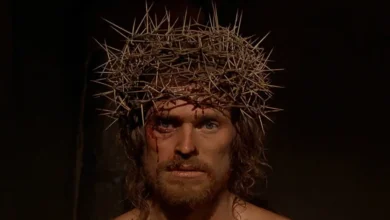 Willem Dafoe como Jesus em A Última Tentação de Cristo, usando coroa de espinhos em uma das cenas mais marcantes dos Filmes Mais Polêmicos Sobre Jesus Cristo