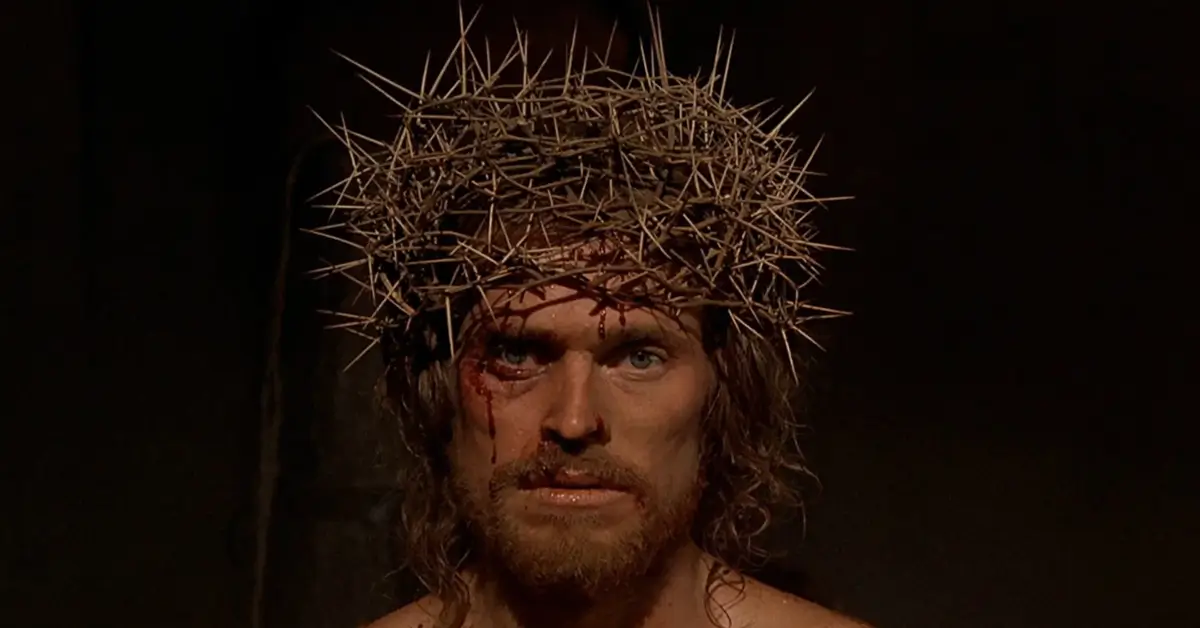 Willem Dafoe como Jesus em A Última Tentação de Cristo, usando coroa de espinhos em uma das cenas mais marcantes dos Filmes Mais Polêmicos Sobre Jesus Cristo