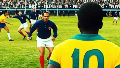 Cena do filme sobre futebol Pelé: O Nascimento de uma Lenda (2016), com jogador da Seleção Brasileira em partida histórica