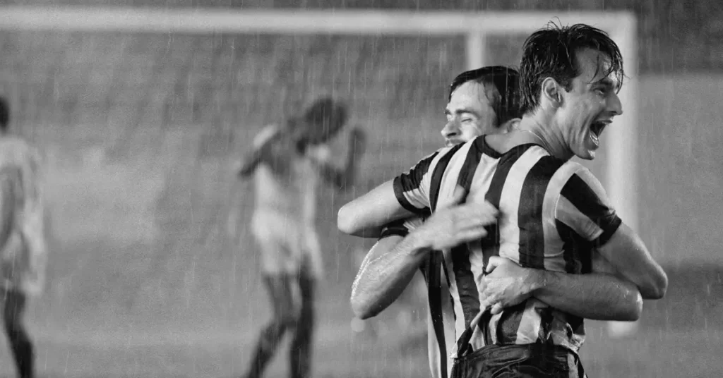 Rodrigo Santoro como Heleno de Freitas em cena do drama esportivo Heleno (2011), um dos filmes sobre futebol que retrata a trajetória de um ídolo brasileiro