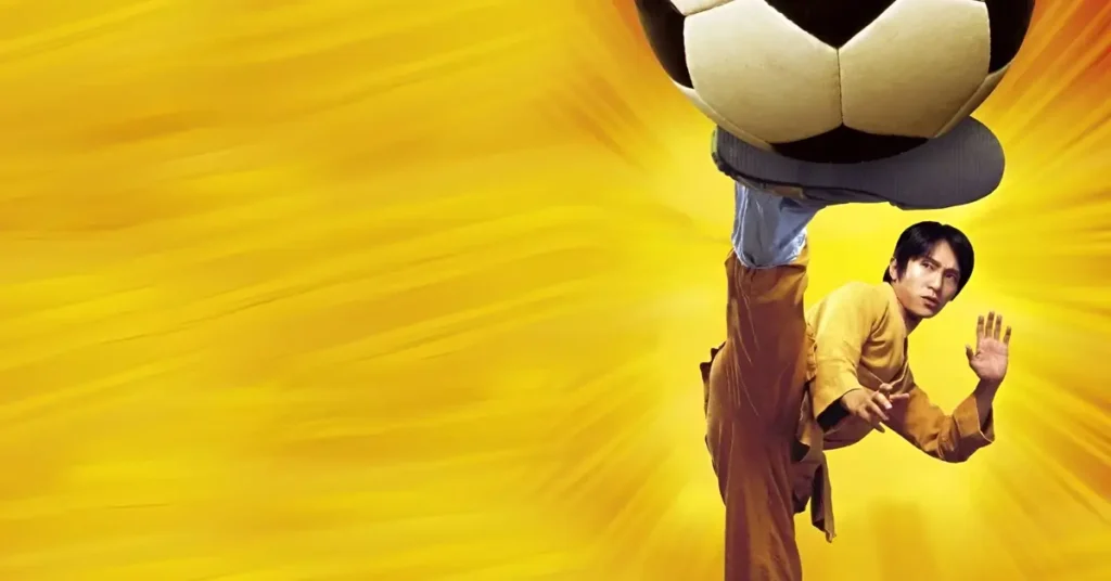 Stephen Chow em cena do filme sobre futebol Kung-Fu Futebol Clube (2001), realizando um chute com artes marciais