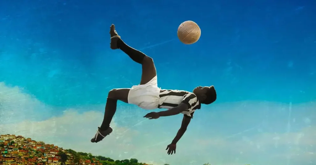 Kevin de Paula como Pelé em cena do filme sobre futebol Pelé: O Nascimento de uma Lenda (2016), realizando um movimento acrobático com a bola