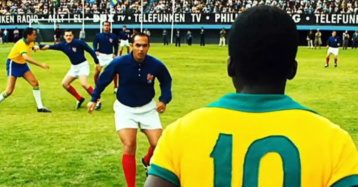 Cena do filme sobre futebol Pelé: O Nascimento de uma Lenda (2016), com jogador da Seleção Brasileira em partida histórica