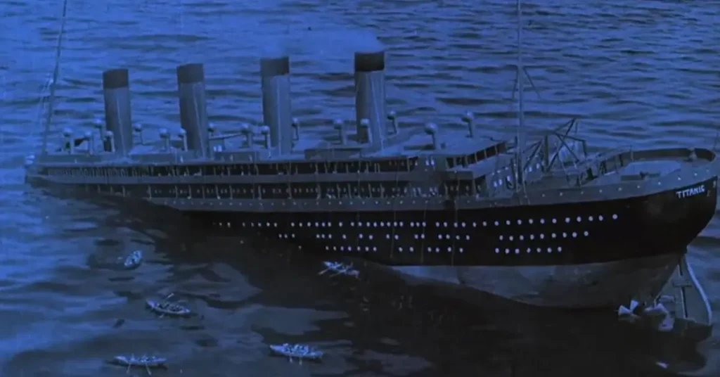 Cena do filme In Nacht und Eis (1912), produção alemã que recria o naufrágio do RMS Titanic com maquetes