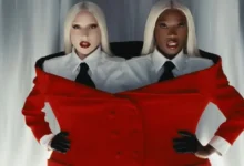 Lady Gaga e Doechii no clipe “RUNWAY” usando looks de alta costura futurista com blazer vermelho compartilhado, trilha de O Diabo Veste Prada 2