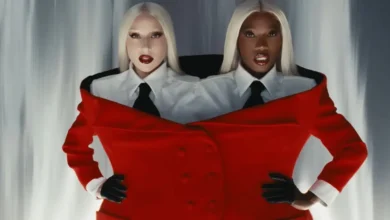 Lady Gaga e Doechii no clipe “RUNWAY” usando looks de alta costura futurista com blazer vermelho compartilhado, trilha de O Diabo Veste Prada 2
