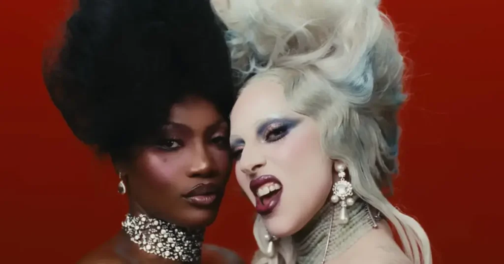 Lady Gaga e Doechii em close no clipe RUNWAY com visual glamouroso e maquiagem marcante, trilha de O Diabo Veste Prada 2