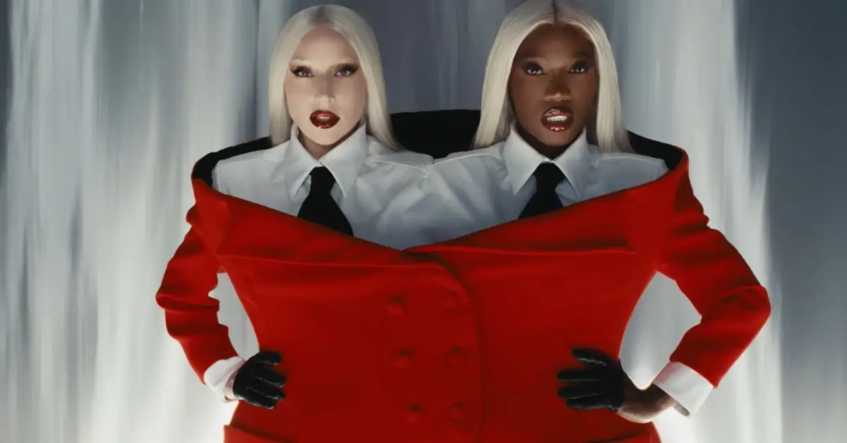 Lady Gaga e Doechii no clipe “RUNWAY” usando looks de alta costura futurista com blazer vermelho compartilhado, trilha de O Diabo Veste Prada 2