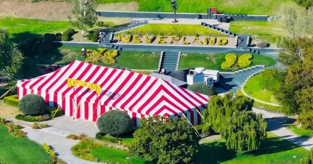 michael 2026 rancho neverland Rancho Neverland restaurado para o filme Michael 2026 com tenda de circo e estrutura recriada na Califórnia