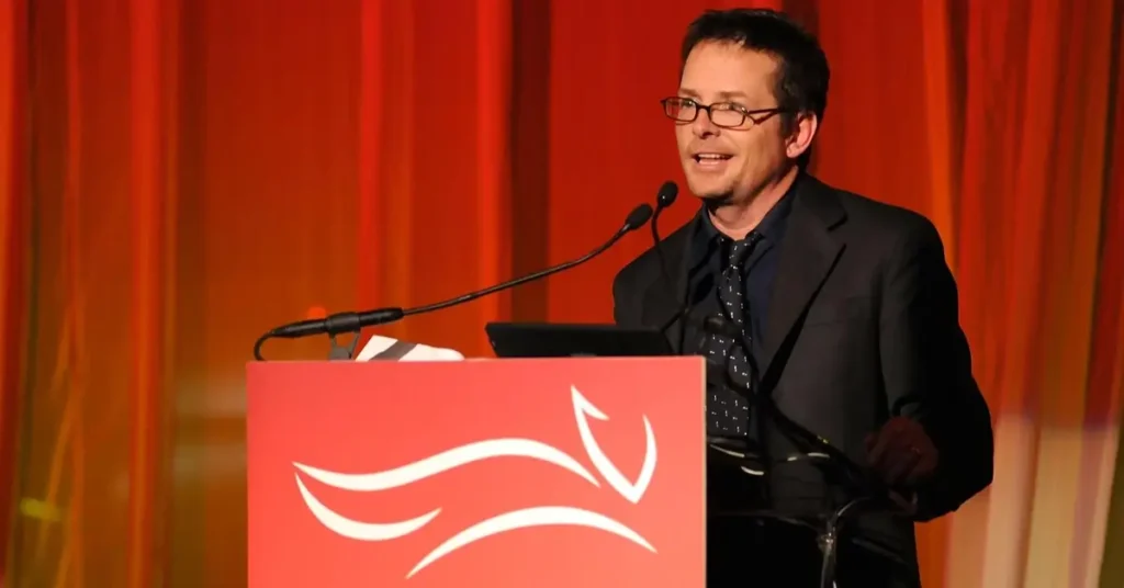 Michael J. Fox discursando em evento da Michael J. Fox Foundation, dedicada à pesquisa da Doença de Parkinson.
